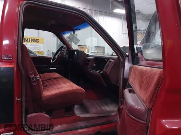1990 GMC Sierra 1500 z VIN 1GTDK14K7LE522631, wystawiony jako IAAI lot #41424510 z przebiegiem 263 201 mil mil oraz . Historia ofert i sprzedaży dostępna na DreamBid. Obrazek 5.