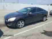 2013 Volvo S60 T5 с VIN YV1612FH7D2189850, выставлен на аукционе Copart как лот 60133215 с пробегом 117 396 миль миль и Списание • Salvage title. История ставок и продаж доступна на DreamBid. Изображение 1.