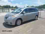 2012 Toyota Sienna XLE z VIN 5TDDK3DCXCS032053, wystawiony jako IAAI lot #42423082 z przebiegiem 338 112 mil mil oraz . Historia ofert i sprzedaży dostępna na DreamBid. Obrazek 2.