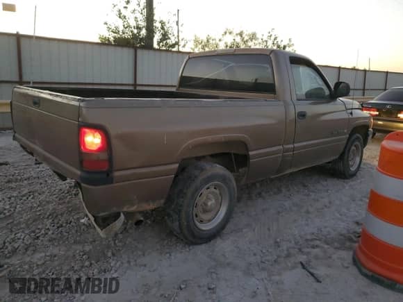 2001 Dodge 1500 Work Special z VIN 1B7HC16X61S686054, wystawiony jako Copart lot #77172734 z przebiegiem 289 654 mil mil oraz Szkoda całkowita • Salvage title. Historia ofert i sprzedaży dostępna na DreamBid. Obrazek 3.