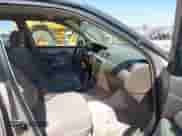 2001 Toyota Camry CE z VIN 4T1BG28K11U771191, wystawiony jako IAAI lot #42859247 z przebiegiem 133 167 mil mil oraz . Historia ofert i sprzedaży dostępna na DreamBid. Obrazek 5.