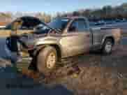 2002 Dodge Dakota z VIN 1B7FL16X52S557179, wystawiony jako Copart lot #42221125 z przebiegiem 176 537 mil mil oraz Szkoda całkowita • Salvage title. Historia ofert i sprzedaży dostępna na DreamBid. Obrazek 1.