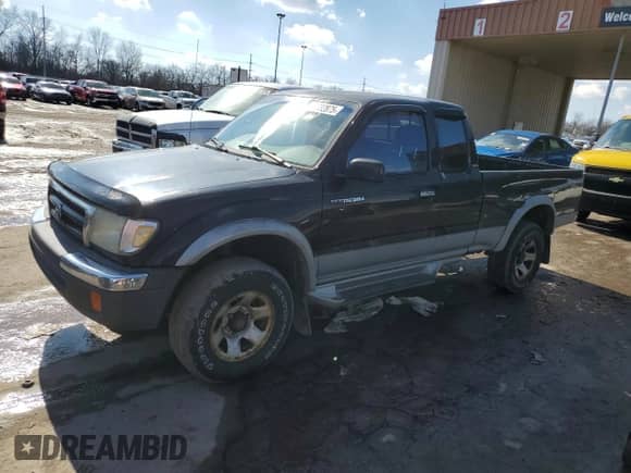 1998 Toyota Tacoma z VIN 4TAWM72N8WZ144489, wystawiony jako Copart lot #46682875 z przebiegiem 238 124 mil mil oraz Czysty tytuł • Clean title. Historia ofert i sprzedaży dostępna na DreamBid. Obrazek 1.