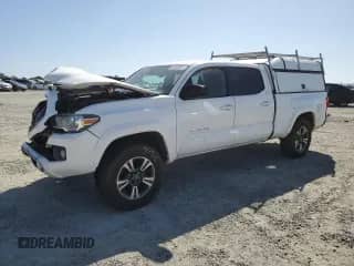 2018 Toyota Tacoma SR5 z VIN 3TMBZ5DN7JM012484, wystawiony jako Copart lot #60505065 z przebiegiem 290 718 mil mil oraz Szkoda całkowita • Salvage title. Historia ofert i sprzedaży dostępna na DreamBid. Obrazek 1.