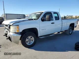 2010 Chevrolet Silverado 2500HD Work Truck z VIN 1GC5KVBG4AZ244951, wystawiony jako Copart lot #82021304 z przebiegiem 187 054 mil mil oraz Szkoda całkowita • Salvage title. Historia ofert i sprzedaży dostępna na DreamBid. Obrazek 1.