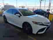 2023 Toyota Camry SE z VIN 4T1G11AK0PU764110, wystawiony jako IAAI lot #43152200 z przebiegiem 24 639 mil mil oraz . Historia ofert i sprzedaży dostępna na DreamBid. Obrazek 1.