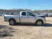 2013 Ram 1500 Tradesman z VIN 1C6RR7FT0DS533829, wystawiony jako IAAI lot #39770104 z przebiegiem 116 840 mil mil oraz . Historia ofert i sprzedaży dostępna na DreamBid. Obrazek 13.