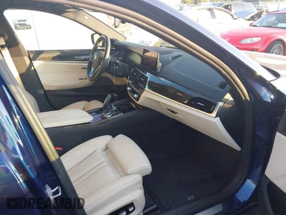 2019 BMW 5 Series 530e z VIN WBAJA9C58KB391755, wystawiony jako IAAI lot #42659993 z przebiegiem 56 296 mil mil oraz . Historia ofert i sprzedaży dostępna na DreamBid. Obrazek 5.