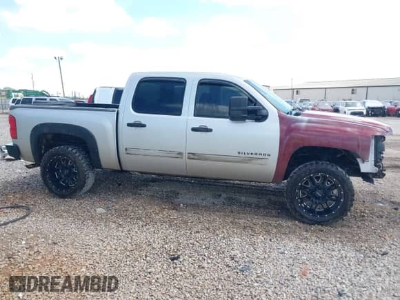 2011 Chevrolet Silverado 1500 LT z VIN 3GCPKSEA4BG110005, wystawiony jako IAAI lot #43310190 z przebiegiem 212 111 mil mil oraz . Historia ofert i sprzedaży dostępna na DreamBid. Obrazek 14.