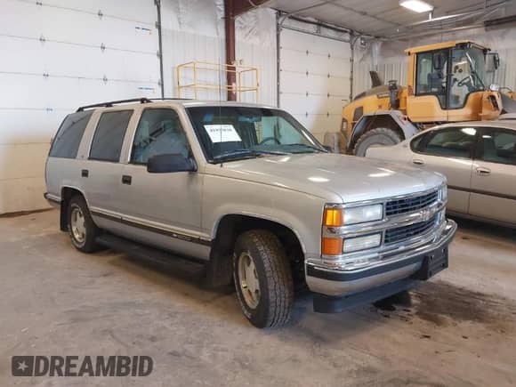 1996 Chevrolet Tahoe Limited z VIN 1GNEC13R4TJ318772, wystawiony jako IAAI lot #41953820 z przebiegiem 250 262 mil mil oraz . Historia ofert i sprzedaży dostępna na DreamBid. Obrazek 1.