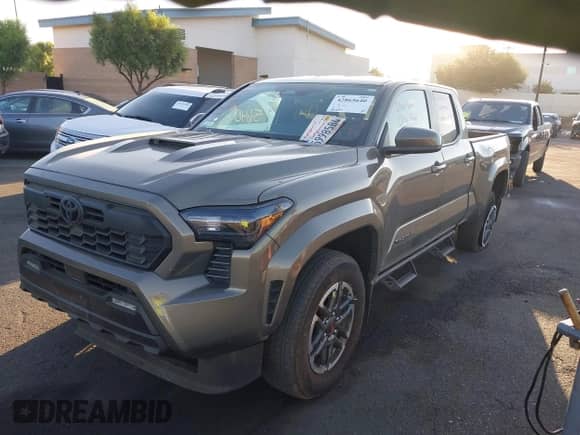 2024 Toyota Tacoma SR5 z VIN 3TMLB5JN9RM057547, wystawiony jako IAAI lot #42865640 z przebiegiem 28 049 mil mil oraz . Historia ofert i sprzedaży dostępna na DreamBid. Obrazek 22.