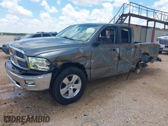 2011 Ram 1500 Big Horn z VIN 1D7RB1GT8BS530284, wystawiony jako IAAI lot #42565302 z przebiegiem 173 372 mil mil oraz . Historia ofert i sprzedaży dostępna na DreamBid. Obrazek 2.