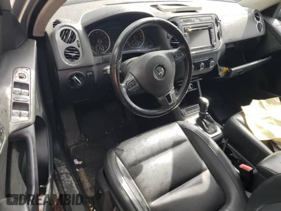 2012 Volkswagen Tiguan S с VIN WVGAV7AX6CW606586, выставлен на аукционе Copart как лот 84202195 с пробегом Не указан миль и Чистый • Clean title. История ставок и продаж доступна на DreamBid. Изображение 8.