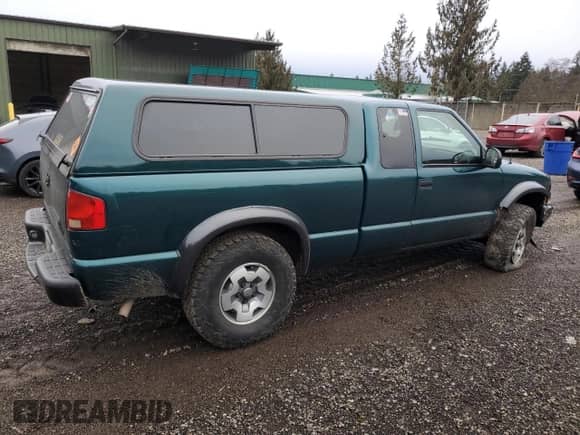 1998 Chevrolet S-10 LS z VIN 1GCCT19W6W8134166, wystawiony jako Copart lot #45960975 z przebiegiem 280 995 mil mil oraz Szkoda całkowita • Salvage title. Historia ofert i sprzedaży dostępna na DreamBid. Obrazek 3.