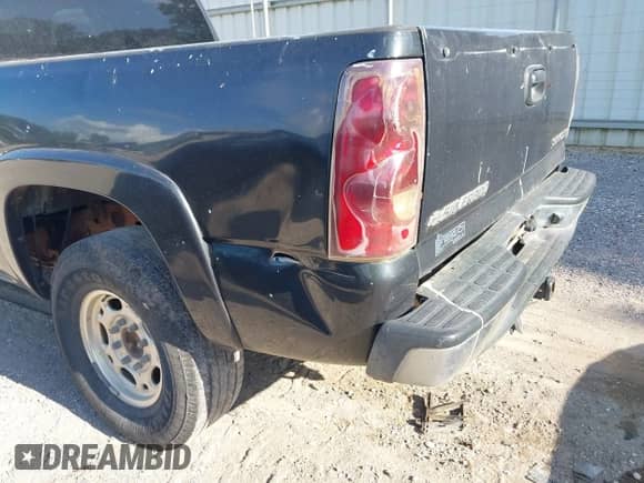 2003 Chevrolet Silverado 1500HD LS z VIN 1GCGC13U53F145773, wystawiony jako IAAI lot #42973613 z przebiegiem 252 295 mil mil oraz . Historia ofert i sprzedaży dostępna na DreamBid. Obrazek 6.