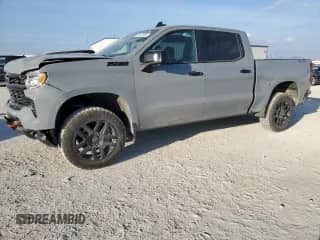 2024 Chevrolet Silverado 1500 LT Trail Boss z VIN 3GCUDFEL9RG421753, wystawiony jako Copart lot #46942695 z przebiegiem 6 858 mil mil oraz Szkoda całkowita • Salvage title. Historia ofert i sprzedaży dostępna na DreamBid. Obrazek 1.
