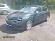 2017 Chevrolet Cruze LT z VIN 3G1BE6SM3HS554966, wystawiony jako IAAI lot #43252261 z przebiegiem 172 023 mil mil oraz . Historia ofert i sprzedaży dostępna na DreamBid. Obrazek 2.
