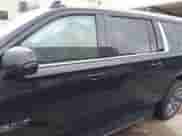 2022 Chevrolet Suburban LT z VIN 1GNSCCKD8NR301806, wystawiony jako IAAI lot #42106575 z przebiegiem 61 155 mil mil oraz . Historia ofert i sprzedaży dostępna na DreamBid. Obrazek 14.