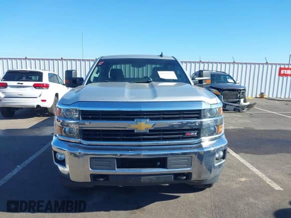 2015 Chevrolet Silverado 2500HD LT z VIN 1GC1KVE83FF653342, wystawiony jako IAAI lot #41970275 z przebiegiem 130 535 mil mil oraz . Historia ofert i sprzedaży dostępna na DreamBid. Obrazek 13.