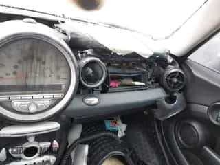 2009 MINI Hardtop with VIN WMWMF33599TU75907, listed as a IAAI auction lot 41733724 with Not provided miles and . Bid and sale history available at DreamBid. Image 6.