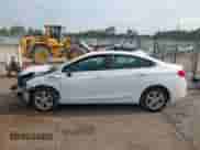 2018 Chevrolet Cruze LT z VIN 1G1BH5SE7J7151233, wystawiony jako IAAI lot #43190642 z przebiegiem 95 275 mil mil oraz . Historia ofert i sprzedaży dostępna na DreamBid. Obrazek 14.