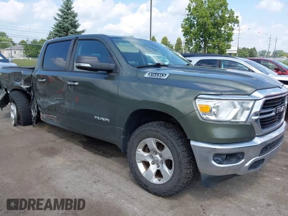 2020 Ram 1500 Big Horn z VIN 1C6SRFFTXLN416106, wystawiony jako IAAI lot #42973915 z przebiegiem 90 271 mil mil oraz . Historia ofert i sprzedaży dostępna na DreamBid. Obrazek 1.