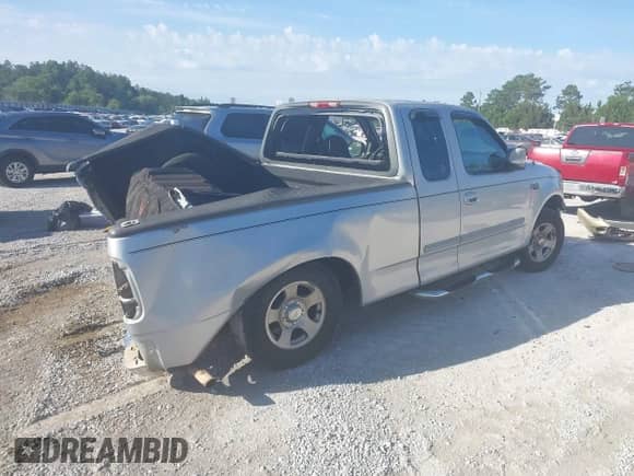 2000 Ford F-150 XL z VIN 1FTZX1729YNB24265, wystawiony jako IAAI lot #42330505 z przebiegiem Nie podano mil oraz . Historia ofert i sprzedaży dostępna na DreamBid. Obrazek 4.