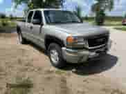 2004 GMC Sierra 1500 SLT z VIN 2GTEK19T341227163, wystawiony jako Copart lot #80357835 z przebiegiem 211 858 mil mil oraz Czysty tytuł • Clean title. Historia ofert i sprzedaży dostępna na DreamBid. Obrazek 1.