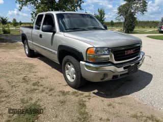 2004 GMC Sierra 1500 SLT z VIN 2GTEK19T341227163, wystawiony jako Copart lot #80357835 z przebiegiem 211 858 mil mil oraz Czysty tytuł • Clean title. Historia ofert i sprzedaży dostępna na DreamBid. Obrazek 1.