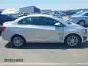 2013 Chevrolet Sonic LT z VIN 1G1JC5SHXD4105177, wystawiony jako IAAI lot #42761148 z przebiegiem 115 134 mil mil oraz . Historia ofert i sprzedaży dostępna na DreamBid. Obrazek 13.