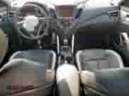 2013 Hyundai Veloster Turbo z VIN KMHTC6AE6DU115245, wystawiony jako Copart lot #84569985 z przebiegiem 70 311 mil mil oraz Szkoda całkowita • Salvage title. Historia ofert i sprzedaży dostępna na DreamBid. Obrazek 8.