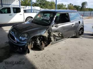 2012 MINI Hardtop S z VIN WMWSV3C55CT385588, wystawiony jako Copart lot #85710485 z przebiegiem Nie podano mil oraz Szkoda całkowita • Salvage title. Historia ofert i sprzedaży dostępna na DreamBid. Obrazek 1.