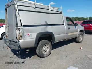 2004 Chevrolet Silverado 2500HD Work Truck z VIN 1GCHK24U24E170973, wystawiony jako IAAI lot #43080160 z przebiegiem 291 959 mil mil oraz . Historia ofert i sprzedaży dostępna na DreamBid. Obrazek 4.