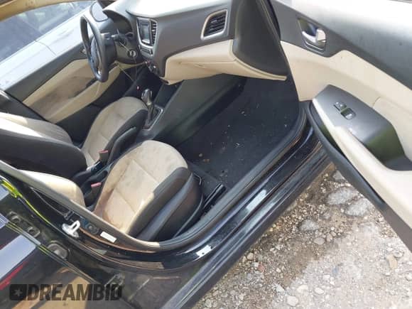 2019 Hyundai Accent SE z VIN 3KPC24A32KE058113, wystawiony jako IAAI lot #43178272 z przebiegiem 89 662 mil mil oraz . Historia ofert i sprzedaży dostępna na DreamBid. Obrazek 5.