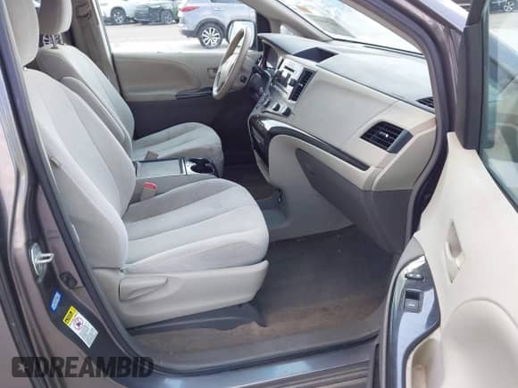 2012 Toyota Sienna LE с VIN 5TDKK3DC2CS180463, выставлен на аукционе IAAI как лот 43250009 с пробегом 127 980 миль миль и . История ставок и продаж доступна на DreamBid. Изображение 5.