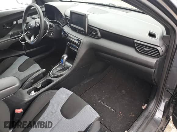 2019 Hyundai Veloster 2.0 z VIN KMHTG6AF3KU018000, wystawiony jako Copart lot #81749623 z przebiegiem 101 165 mil mil oraz . Historia ofert i sprzedaży dostępna na DreamBid. Obrazek 8.