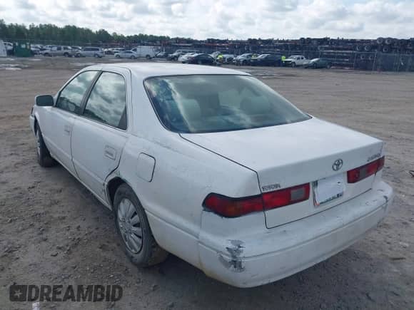 1998 Toyota Camry LE z VIN 4T1BG22K5WU381145, wystawiony jako IAAI lot #42436786 z przebiegiem 294 365 mil mil oraz . Historia ofert i sprzedaży dostępna na DreamBid. Obrazek 3.