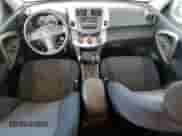 2006 Toyota RAV4 Sport z VIN JTMBD32VX66000827, wystawiony jako Copart lot #81287605 z przebiegiem 213 468 mil mil oraz Czysty tytuł • Clean title. Historia ofert i sprzedaży dostępna na DreamBid. Obrazek 8.