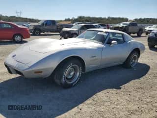 1976 Chevrolet Corvette z VIN 1Z37L6S424428, wystawiony jako Copart lot #80032035 z przebiegiem 69 819 mil mil oraz Czysty tytuł • Clean title. Historia ofert i sprzedaży dostępna na DreamBid. Obrazek 1.