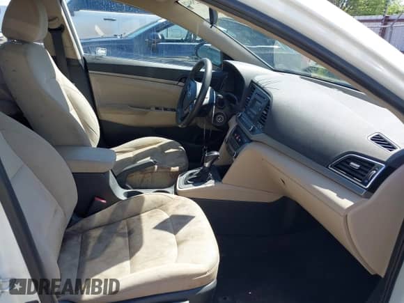 2018 Hyundai Elantra SE z VIN 5NPD74LF3JH261230, wystawiony jako IAAI lot #42298420 z przebiegiem 75 869 mil mil oraz . Historia ofert i sprzedaży dostępna na DreamBid. Obrazek 5.