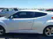 2013 Hyundai Veloster Turbo с VIN KMHTC6AE0DU177983, выставлен на аукционе IAAI как лот 42292102 с пробегом 121 142 миль миль и . История ставок и продаж доступна на DreamBid. Изображение 14.