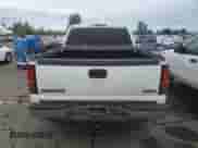 2005 GMC Sierra 1500 SLE z VIN 2GTEK13T751180214, wystawiony jako Copart lot #84294625 z przebiegiem 174 546 mil mil oraz Czysty tytuł • Clean title. Historia ofert i sprzedaży dostępna na DreamBid. Obrazek 6.