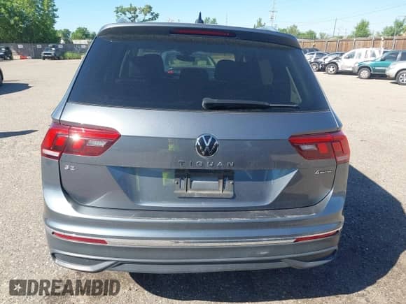 2022 Volkswagen Tiguan SE with VIN 3VV2B7AX6NM166133, listed as a IAAI auction lot 42543752 with 49,581 mi miles and . Bid and sale history available at DreamBid. Image 16.