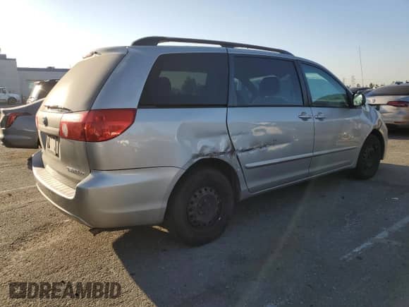 2010 Toyota Sienna CE z VIN 5TDKK4CC2AS334058, wystawiony jako Copart lot #67028095 z przebiegiem 206 076 mil mil oraz Szkoda całkowita • Salvage title. Historia ofert i sprzedaży dostępna na DreamBid. Obrazek 3.
