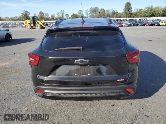 2024 Chevrolet Trax 2RS z VIN KL77LJE23RC005501, wystawiony jako Copart lot #84787625 z przebiegiem Nie podano mil oraz Szkoda całkowita • Salvage title. Historia ofert i sprzedaży dostępna na DreamBid. Obrazek 6.