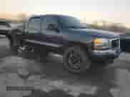 2005 GMC Sierra 1500 SLT z VIN 2GTEK13T051286245, wystawiony jako Copart lot #88082375 z przebiegiem 281 268 mil mil oraz Szkoda całkowita • Salvage title. Historia ofert i sprzedaży dostępna na DreamBid. Obrazek 4.