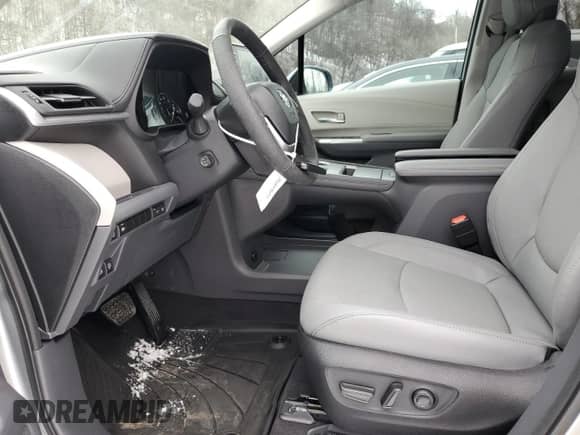 2024 Toyota Sienna Limited z VIN 5TDZRKEC9RS215091, wystawiony jako Copart lot #45182405 z przebiegiem 2 602 mil mil oraz Szkoda całkowita • Salvage title. Historia ofert i sprzedaży dostępna na DreamBid. Obrazek 7.