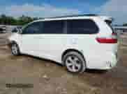 2017 Toyota Sienna LE Auto Access Seat z VIN 5TDKZ3DC4HS858715, wystawiony jako Copart lot #66798095 z przebiegiem 134 643 mil mil oraz Szkoda całkowita • Salvage title. Historia ofert i sprzedaży dostępna na DreamBid. Obrazek 2.