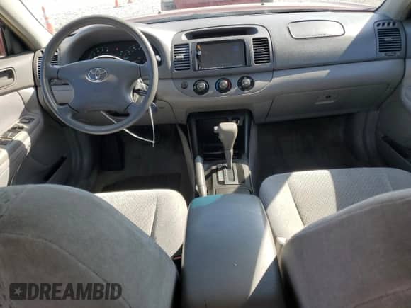 2002 Toyota Camry LE z VIN 4T1BE32K22U016251, wystawiony jako Copart lot #84827955 z przebiegiem 283 817 mil mil oraz Szkoda całkowita • Salvage title. Historia ofert i sprzedaży dostępna na DreamBid. Obrazek 8.