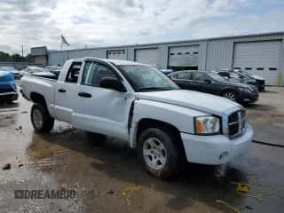 2006 Dodge Dakota SLT z VIN 1D7HE48N86S525225, wystawiony jako Copart lot #82058025 z przebiegiem Nie podano mil oraz Szkoda całkowita • Salvage title. Historia ofert i sprzedaży dostępna na DreamBid. Obrazek 4.